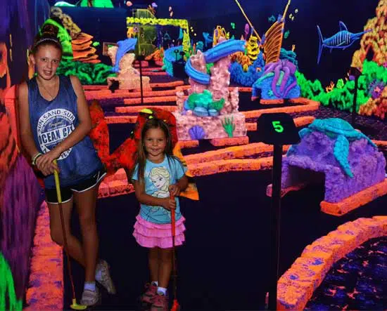 Mini-Golf-Glo-Golf-Players-550