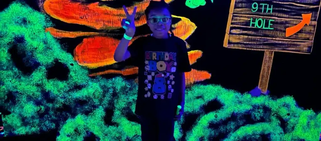 Kids at indoor mini golf glo golf at Playes FunZone